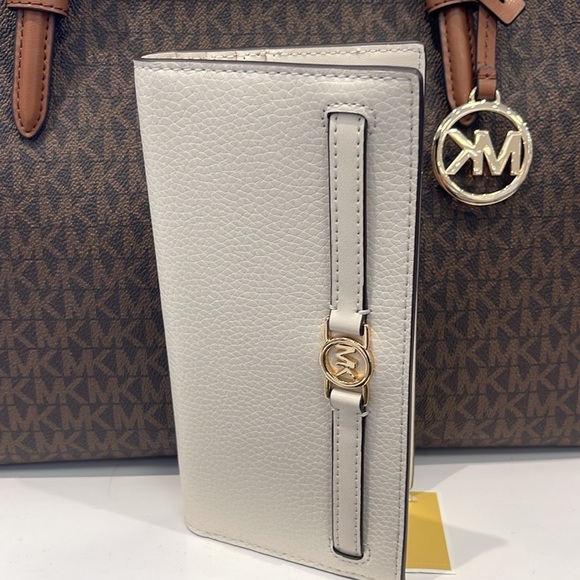 Michael Kors Reed Large Bifold Pebbled Leather Snap Wallet Card
Light Cream
NWT - Picture 15 of 16